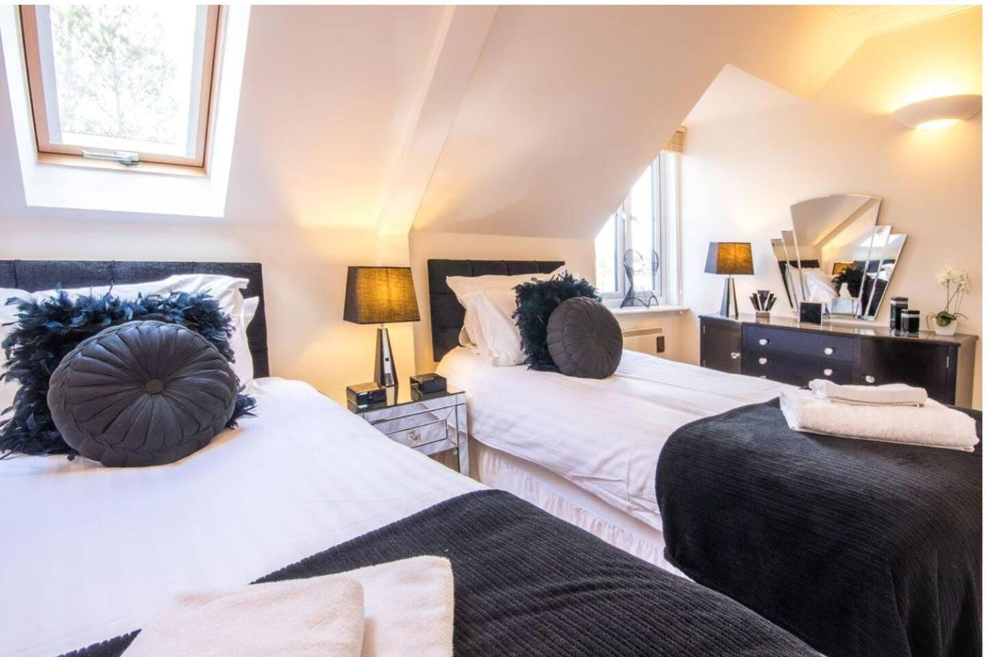 Luxury Kingfisher Lodge, Isis Lake, Within The Cotswold Waterpark Cirencester Buitenkant foto