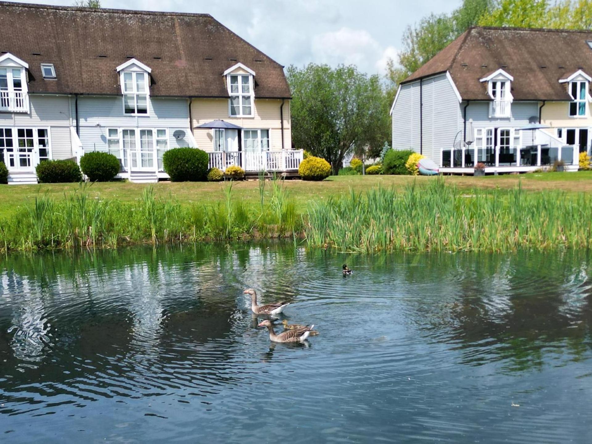 Luxury Kingfisher Lodge, Isis Lake, Within The Cotswold Waterpark Cirencester Buitenkant foto